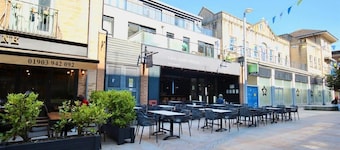WONDERFUL WORTHING BEACH WALK FLAT - SLEEPS UP TO 6 - BN11
