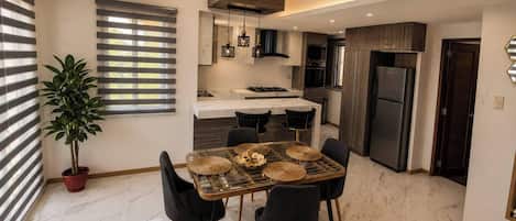 Casa, 4 habitaciones | Comedor