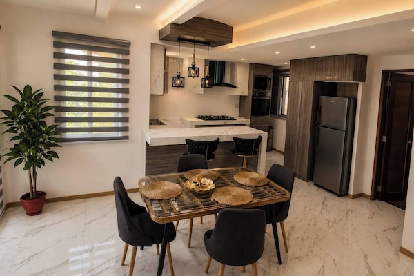 House, 4 Bedrooms | Dining room