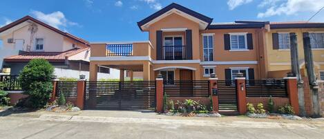 House, 4 Bedrooms | Exterior