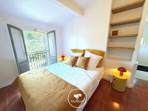 Zimmersafe, Schreibtisch, Bügeleisen/Bügelbrett, Reisekinderbett