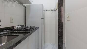 Cafeteira/chaleira, geladeira, micro-ondas