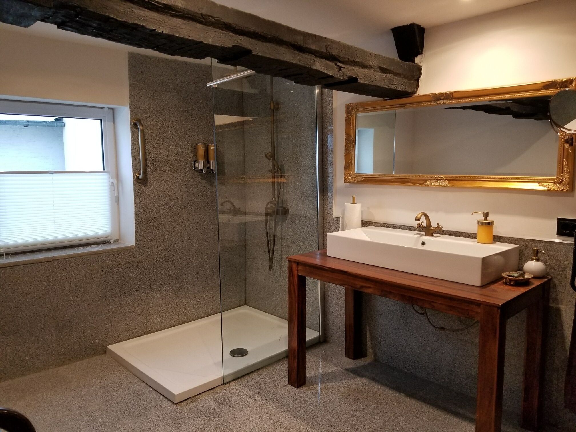 Haartrockner, Handtücher, Seife, Toilettenpapier