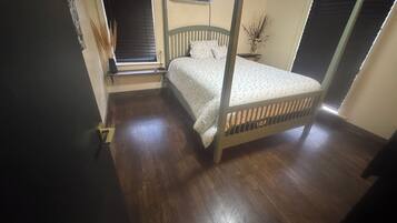 2 quartos, escrivaninha, Wi-Fi (sobretaxa), roupa de cama