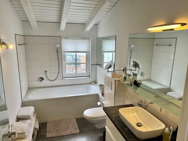 Bathroom - Vrbo Property (Würzburg)