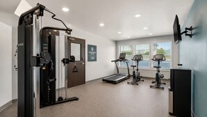 Una palestra con macchinari per l'allenamento della forza, tapis roulant ed ellittiche.