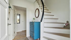 A staircase with wooden steps and a white wall. - Big holiday home in retreat style (Millinge)