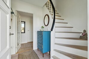 Eine Treppe mit Holzstufen und einer weißen Wand.