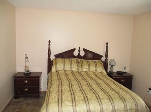 Room - Fantastic 3-bedroom house with HVAC in adorableDowntownRochester (Pittsford)