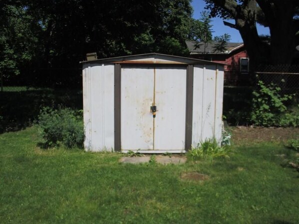 Property grounds - Fantastic 3-bedroom house with HVAC in adorableDowntownRochester (Pittsford)