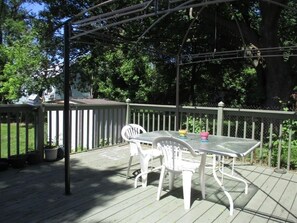 Outdoor dining - Fantastic 3-bedroom house with HVAC in adorableDowntownRochester (Pittsford)