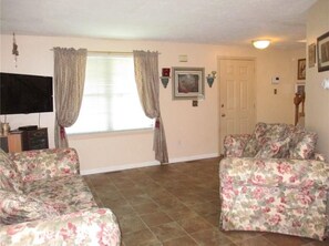 Living area - Fantastic 3-bedroom house with HVAC in adorableDowntownRochester (Pittsford)