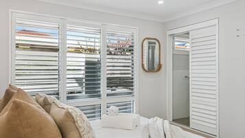 5 bedrooms, iron/ironing board, WiFi, bed sheets