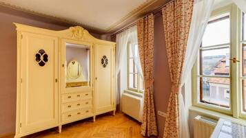 Apartamento, vistas a la ciudad | Cunas (de pago), wifi gratis, ropa de cama