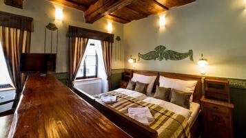 Apartamento, vistas a la ciudad | Cunas (de pago), wifi gratis, ropa de cama
