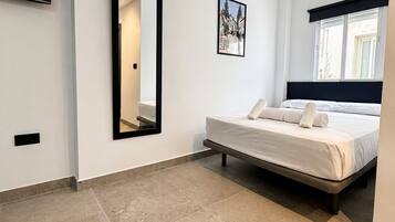 3 habitaciones, tabla de planchar con plancha, wifi y ropa de cama