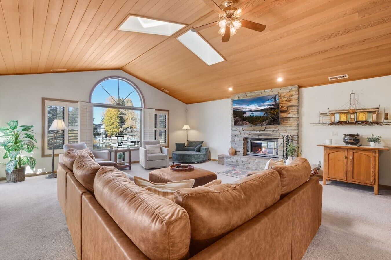 TV, fireplace, offices