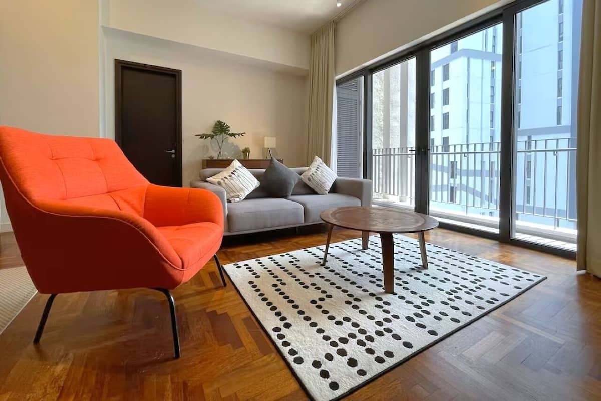 Appartement, 2 chambres, vue ville | Coin séjour | Télévision LCD de 32 pouces avec chaînes par câble