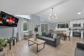 Bright open-concept living, dining & kitchen with vaulted ceilings - Poconos Chalet, Game Room, Hot Tub & Firepit (Tobyhanna)