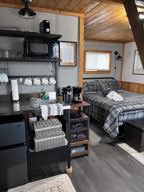 Room - Cozy 2-bedroom cabin in peaceful Lenore with AC (Lenore)