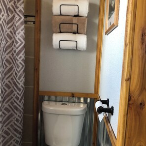 Bathroom - Cozy 2-bedroom cabin in peaceful Lenore with AC (Lenore)
