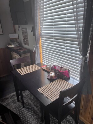 Dining - Cozy 2-bedroom cabin in peaceful Lenore with AC (Lenore)