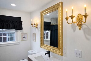 Chuveiro, secador de cabelo, bidê, toalhas de banho