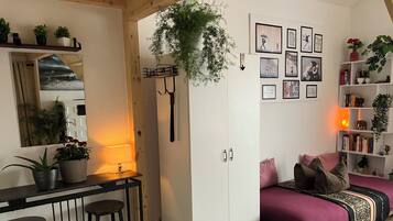 1 habitación, tabla de planchar con plancha, wifi y ropa de cama