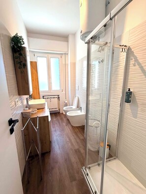 Bruser, hårtørrer, bidet, håndklæder