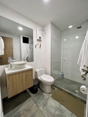 Standard Apartment | Bathroom | Towels, toilet paper - Hostara Edificio Capitalia (Manizales)