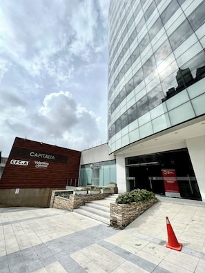 A modern building with a glass facade, a sign for 'CAPITALIA,' and a 'CFC&A' sign. - Hostara Edificio Capitalia (Manizales)
