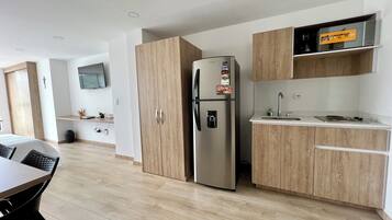 Apartamento standard | Cozinha privada | Fogão, talheres/pratos/utensílios de cozinha