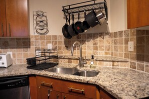 Private kitchen - City Condo w/ Den • 7 Min to Stadium (Atlanta)