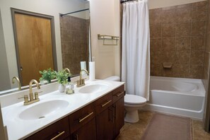 Hair dryer, towels, soap, toilet paper - City Condo w/ Den • 7 Min to Stadium (Atlanta)