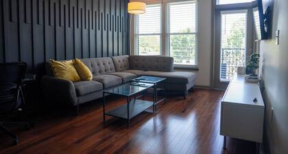 City Condo w/ Den • 7 Min to Stadium