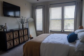 Iron/ironing board, WiFi, bed sheets - City Condo w/ Den • 7 Min to Stadium (Atlanta)