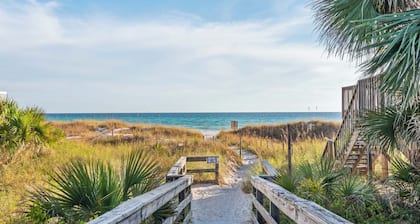 2BR Townhome Walk to Beach Near Pier Park + Free Attraction Tickets!