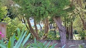A garden with trees and a stone structure. - Le Bastidon Provençal T3 Terrace 3min from the Beach (Saint-Raphaël)