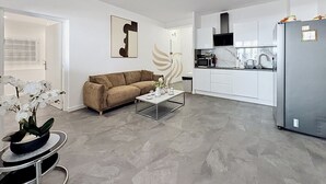 A modern apartment with a living room, kitchen, and a dining area. - L'instant Nadir 5p à 2 pas Port Fréjus garage wifi (Fréjus)