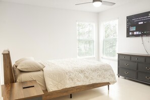 3 bedrooms, desk, iron/ironing board, free WiFi