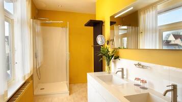 Deluxe Twin kamer | Badkamer | Pantoffels