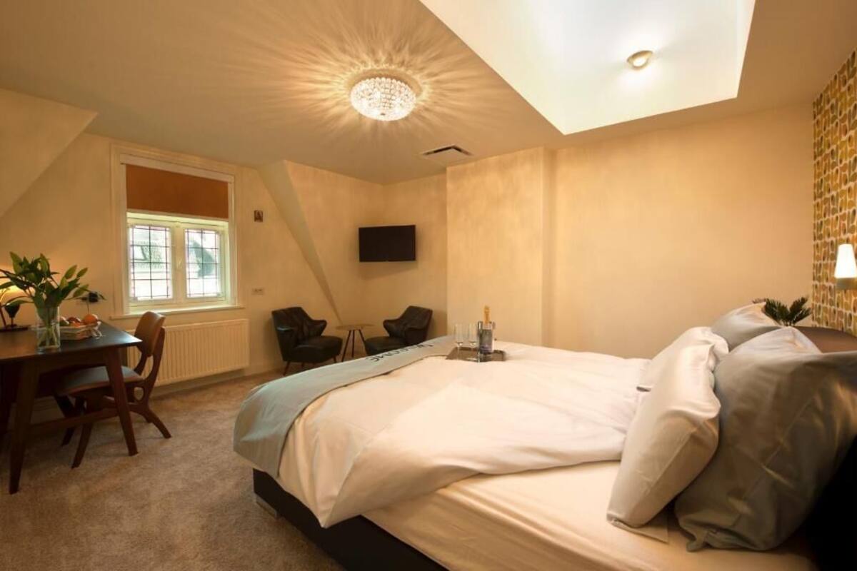 Chambre Deluxe avec lits jumeaux, vue ville | Coffres-forts dans les chambres, chambres insonorisées, Wi-Fi gratuit