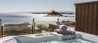 Stunning Family Home Overlooking St Michaels Mount with hot tub