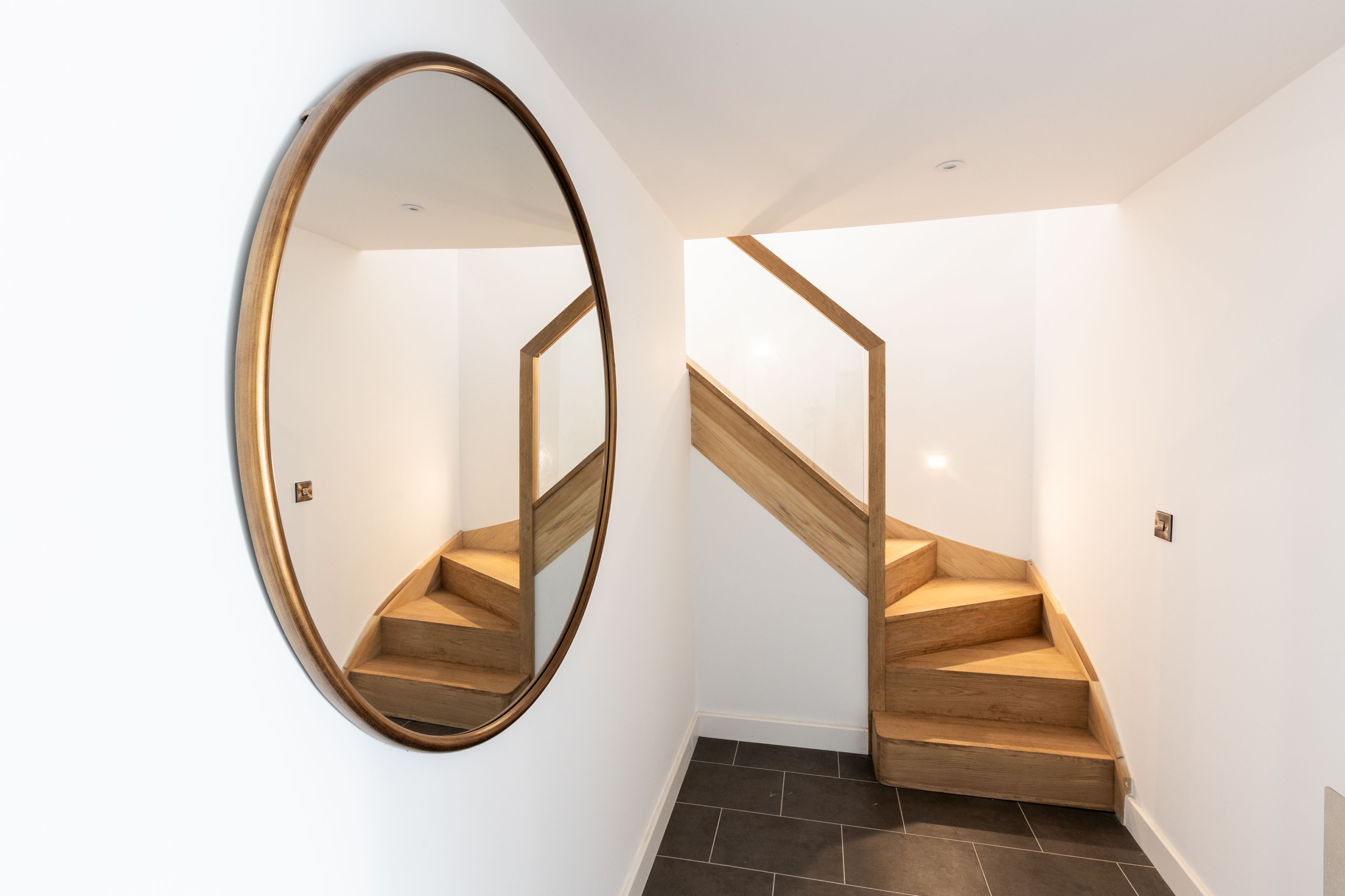 Una escalera con escalones y barandilla de madera que lleva a un piso superior.