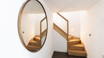 Una escalera con escalones y barandilla de madera que lleva a un piso superior.