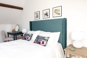 Ein Hotelzimmer mit Bett, Schreibtisch und Stuhl.