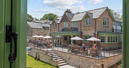 Cozy Bungalow: Log Burner, Patio, Pub on site