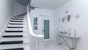 Interior - Paradise in Bloom - Spacious  5-bedroom Caribbean estate in Cable Beach, Nassau. (Nassau)