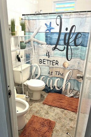 Douche, sèche-cheveux, bidet, serviettes fournies