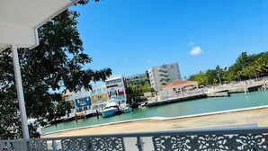 Una marina con barcos, un hotel y un paseo marítimo.